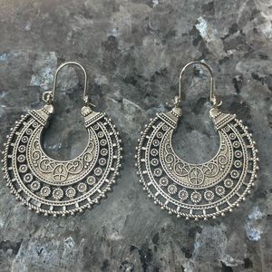 $2/$25 or 3/$35 NWOT Silver semicircle silver hoop earrings with cutout designs